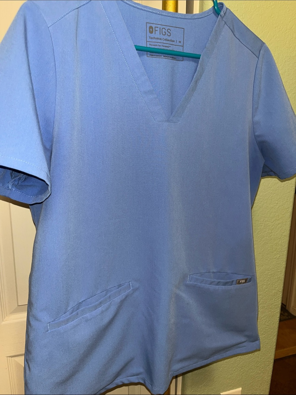 FIGS Light Blue V-Neck Short Sleeve Scrub Top Sz Medium